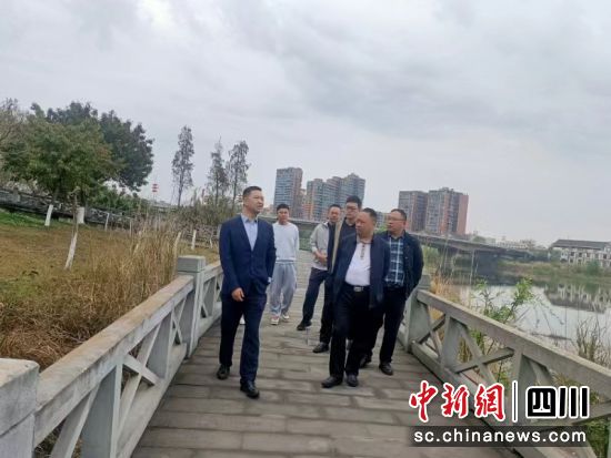调研创建“最美家乡河”工作。广汉市政府办供图 调研创建“最美家乡河”工作。广汉市政府办供图