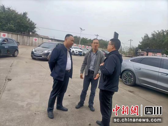 调研创建“最美家乡河”工作。广汉市政府办供图 调研创建“最美家乡河”工作。广汉市政府办供图