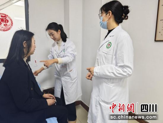 在专家的指导下进行专业的电针疗法。汶川县委宣传部供图 在专家的指导下进行专业的电针疗法。汶川县委宣传部供图