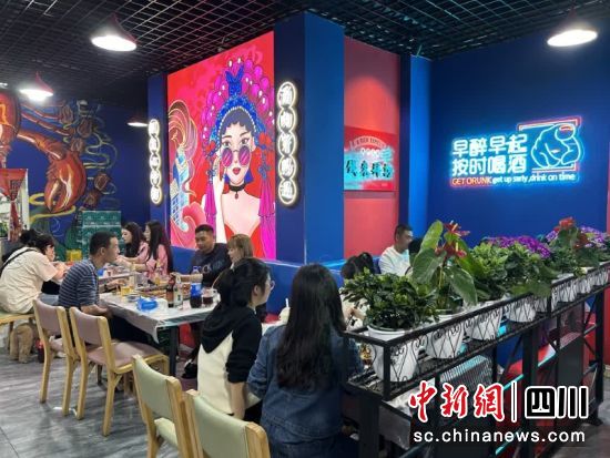 龙虾餐厅里的食客。周媛 摄 龙虾餐厅里的食客。周媛 摄