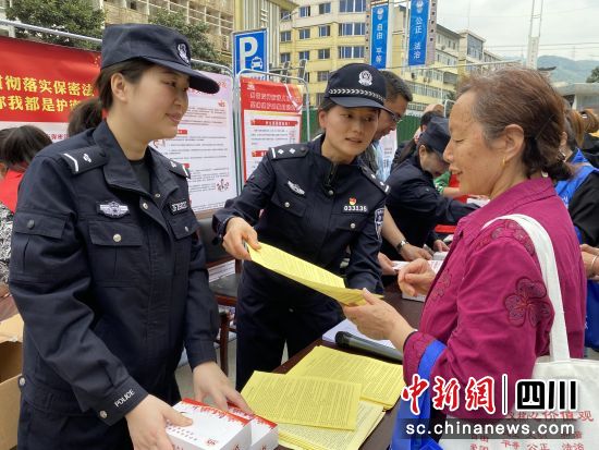 向群众宣讲国家安全相关知识。 北川县委宣传部供图 向群众宣讲国家安全相关知识。 北川县委宣传部供图
