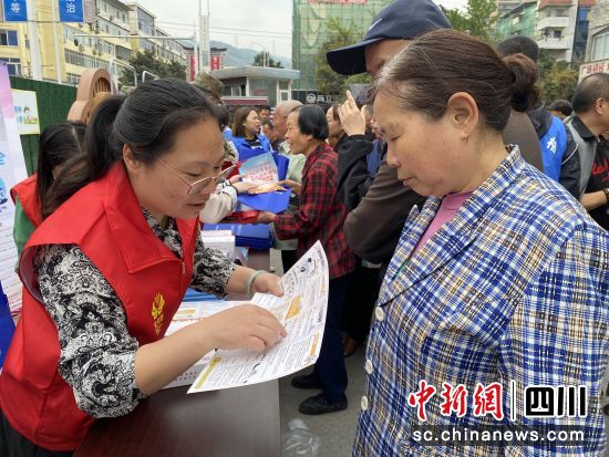 向群众宣讲国家安全相关知识。 北川县委宣传部供图 向群众宣讲国家安全相关知识。 北川县委宣传部供图