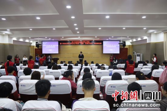 挑战赛校决赛现场。刘媛媛 摄 挑战赛校决赛现场。刘媛媛 摄