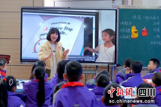 洪雅实验小学老师贾婷在江北学区师徒结对徒弟晒课活动中执教《推荐一部动画片》现场。洪雅教育供图 洪雅实验小学老师贾婷在江北学区师徒结对徒弟晒课活动中执教《推荐一部动画片》现场。洪雅教育供图
