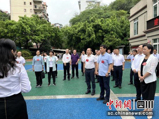 四川省人大代表工作推进会现场参观江阳区社会建设人大代表联络站。 侯涛 摄 四川省人大代表工作推进会现场参观江阳区社会建设人大代表联络站。 侯涛 摄