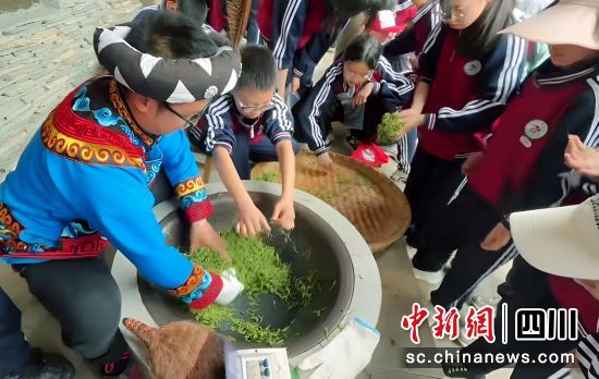 学生们学习炒茶。 平武县委宣传部供图 学生们学习炒茶。 平武县委宣传部供图
