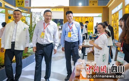 展会现场。荣县融媒 供图 展会现场。荣县融媒 供图
