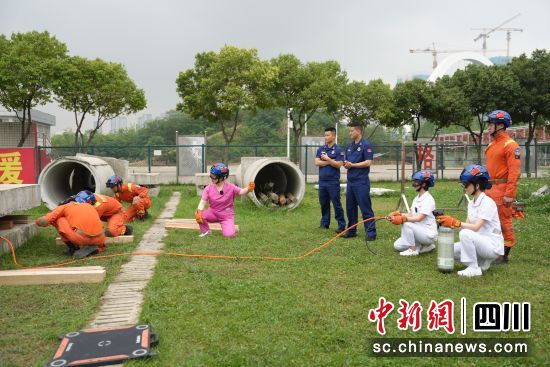 图为职业互换体验现场。成都市妇女儿童中心医院供图 图为职业互换体验现场。成都市妇女儿童中心医院供图
