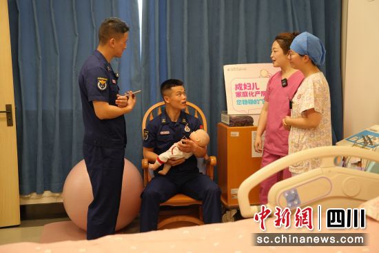 图为职业互换体验现场。成都市妇女儿童中心医院供图 图为职业互换体验现场。成都市妇女儿童中心医院供图