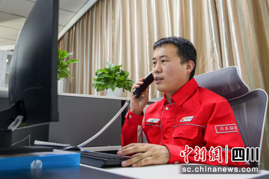 技术研究人员在与厂家沟通钻头细节问题。川西钻探 供图 技术研究人员在与厂家沟通钻头细节问题。川西钻探 供图