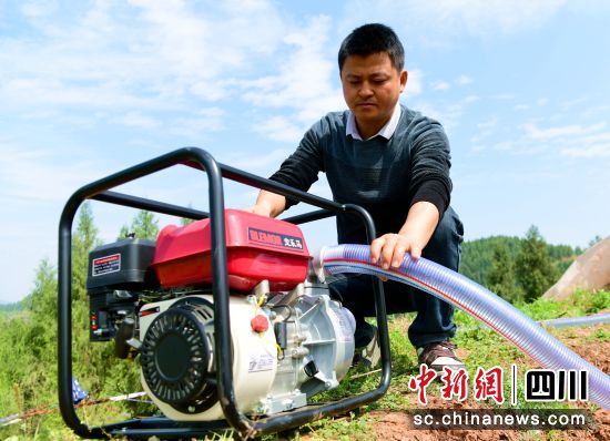 种植大户在田间对农机进行调试。郭明 摄 种植大户在田间对农机进行调试。郭明 摄