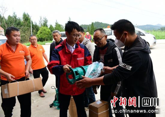 农机发放现场。郭明 摄 农机发放现场。郭明 摄