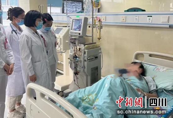成妇儿医院儿童肾脏内科医生正在为小琴就诊。成妇儿医院供图 成妇儿医院儿童肾脏内科医生正在为小琴就诊。成妇儿医院供图