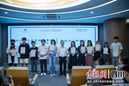 罗晓东为指导老师以及同学颁发项目证书。刘林佳 摄 罗晓东为指导老师以及同学颁发项目证书。刘林佳 摄