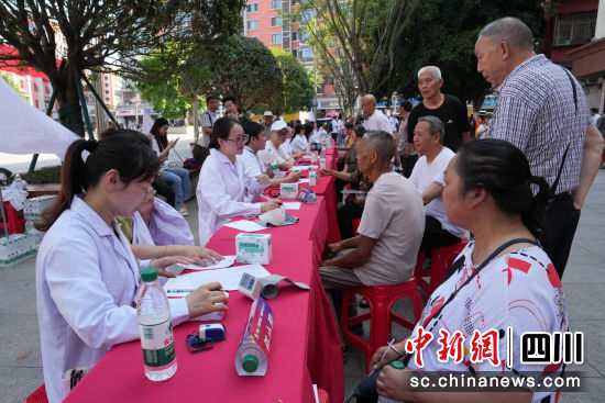义诊现场。安源 摄 义诊现场。安源 摄