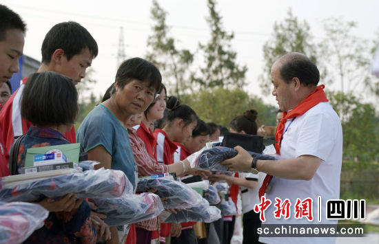 捐赠仪式现场。安源 摄 捐赠仪式现场。安源 摄