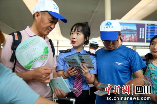 宣传小分队在车站向旅客讲解爱路护路小常识。费思童 摄 宣传小分队在车站向旅客讲解爱路护路小常识。费思童 摄