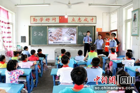 乐山市市中区平兴学校课堂上,宣传小分队采取授课等方式给学生们讲解安全知识。李华时 摄 乐山市市中区平兴学校课堂上,宣传小分队采取授课等方式给学生们讲解安全知识。李华时 摄
