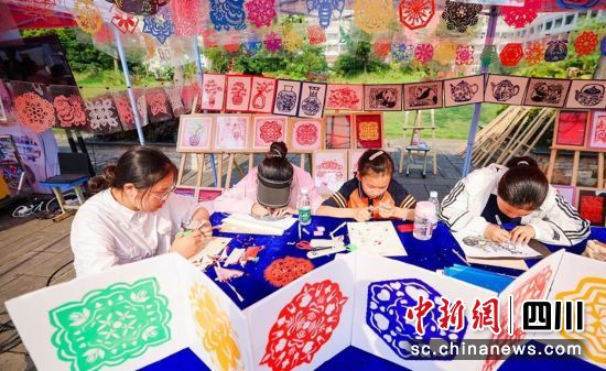 制作剪纸。富顺教体局 供图 制作剪纸。富顺教体局 供图