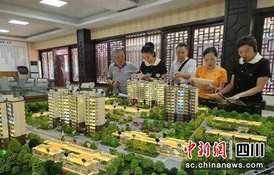 选房现场。贡井融媒 供图 选房现场。贡井融媒 供图