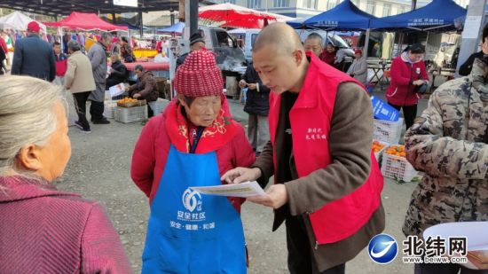 杨海彬向群众宣传消防安全知识 杨海彬向群众宣传消防安全知识