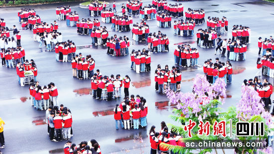 学生一起包粽子。合江县融媒体中心供图 学生一起包粽子。合江县融媒体中心供图