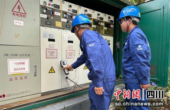 工作人员正在对供电设备进行检查。 国网德阳供电公司供图 工作人员正在对供电设备进行检查。 国网德阳供电公司供图