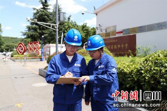 工作人员在德阳中学高中部考点巡视用电设备。 国网德阳供电公司供图 工作人员在德阳中学高中部考点巡视用电设备。 国网德阳供电公司供图