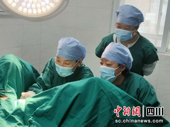 医生正在为患者做手术。 什邡市妇幼保健院供图 医生正在为患者做手术。 什邡市妇幼保健院供图