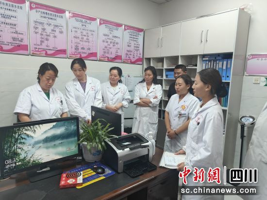 医护人员正在交流经验。 什邡市妇幼保健院供图 医护人员正在交流经验。 什邡市妇幼保健院供图
