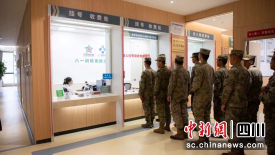 资料图为成都八一骨科医院东院区迎首批诊疗官兵。成都八一骨科医院供图 资料图为成都八一骨科医院东院区迎首批诊疗官兵。成都八一骨科医院供图