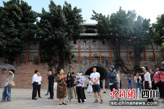 游人在古城大通门内参观。记者 王磊 摄 游人在古城大通门内参观。记者 王磊 摄