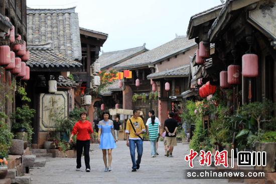 游人在古城的街头游览。记者 王磊 摄 游人在古城的街头游览。记者 王磊 摄