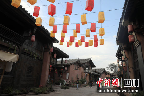 街头悬挂着的彩灯为古城增添了一抹亮色。记者 王磊 摄 街头悬挂着的彩灯为古城增添了一抹亮色。记者 王磊 摄