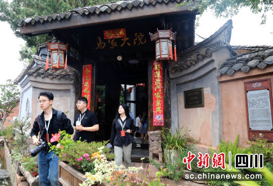 游人参观古城内的马家大院。记者 王磊 摄 游人参观古城内的马家大院。记者 王磊 摄