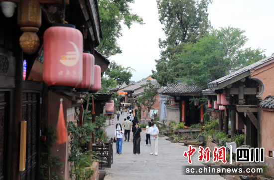 游人在古城街头漫步。记者 王磊 摄 游人在古城街头漫步。记者 王磊 摄