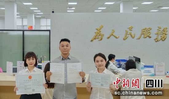 领证现场。雨城融媒 供图 领证现场。雨城融媒 供图