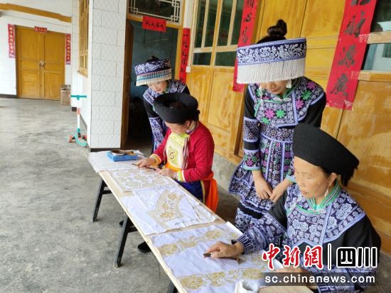 苗族蜡染技艺现场教学。张必柱 摄 苗族蜡染技艺现场教学。张必柱 摄