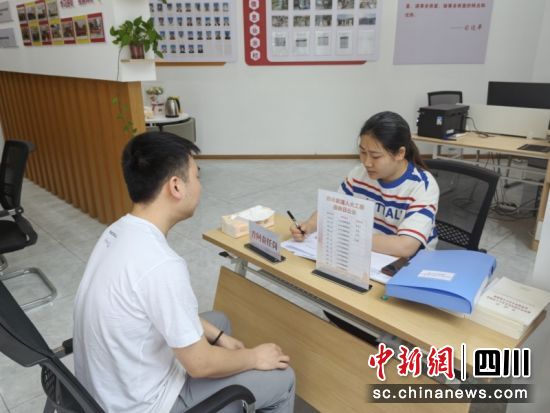 赤水街道人大代表之家工作人员记录群众诉求。段飞 摄 赤水街道人大代表之家工作人员记录群众诉求。段飞 摄