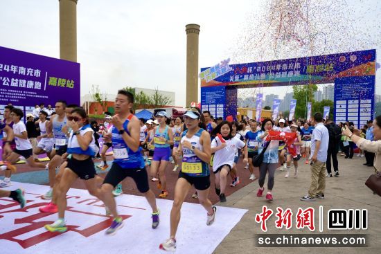 参跑者挥舞着双手向着终点奋力奔跑。任诗韵 摄 参跑者挥舞着双手向着终点奋力奔跑。任诗韵 摄