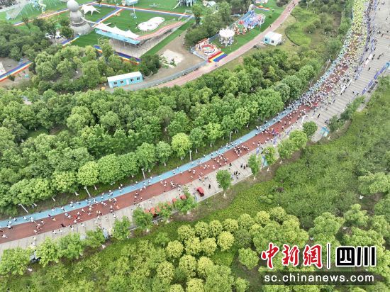 参跑者们身着各色服装,汇成了一条多彩缤纷的海洋。任诗韵 摄 参跑者们身着各色服装,汇成了一条多彩缤纷的海洋。任诗韵 摄