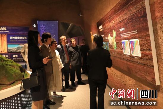 实地调研。邛崃市委统战部 供图 实地调研。邛崃市委统战部 供图