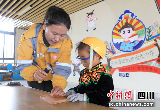 老师在指导小朋友学习做木工。记者王磊摄 老师在指导小朋友学习做木工。记者王磊摄
