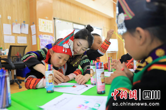 老师用普通话指导小朋友学画画。记者 王磊 摄 老师用普通话指导小朋友学画画。记者 王磊 摄