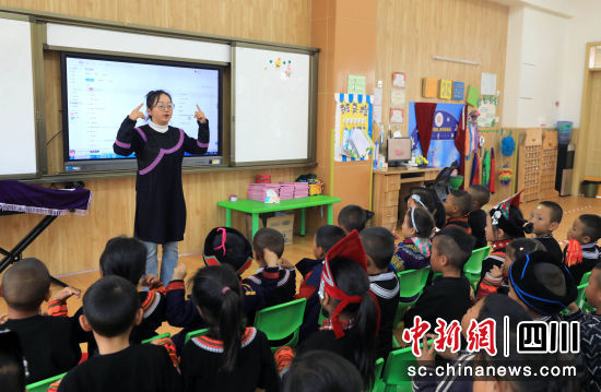 小朋友在课堂上学习普通话。记者 王磊 摄 小朋友在课堂上学习普通话。记者 王磊 摄
