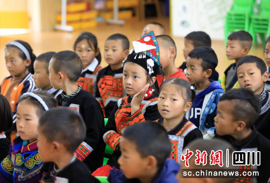 小朋友在课堂上学习普通话。记者 王磊 摄 小朋友在课堂上学习普通话。记者 王磊 摄