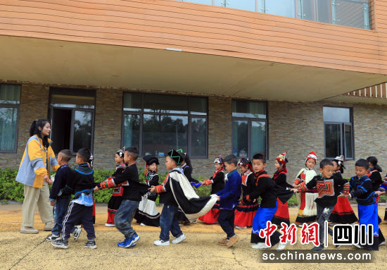 老师带领小朋友做游戏。记者 王磊 摄 老师带领小朋友做游戏。记者 王磊 摄