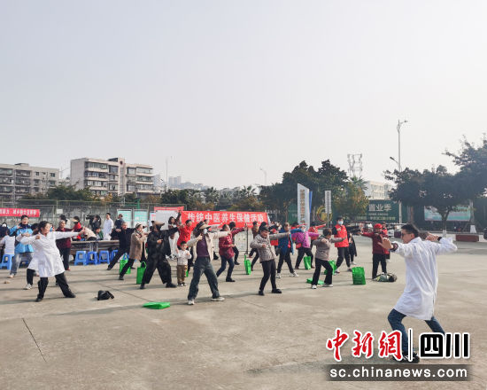 市民在医生的带领下练习八段锦。 旌阳区委宣传部供图 市民在医生的带领下练习八段锦。 旌阳区委宣传部供图