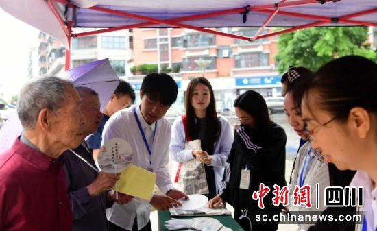 工作人员给市民讲解档案相关知识。郭明 摄 工作人员给市民讲解档案相关知识。郭明 摄