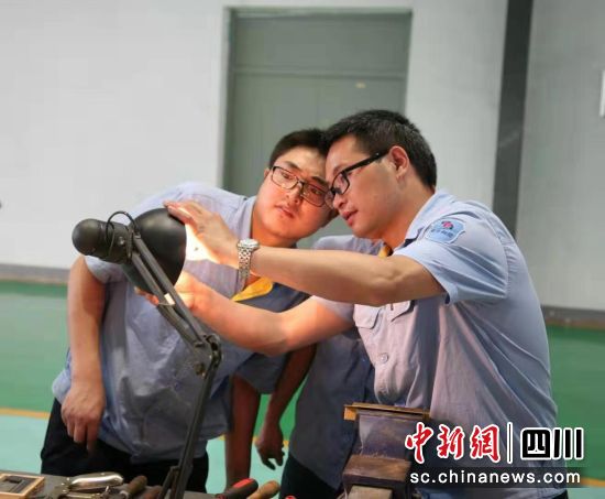 钳工技能大师李勇(右)正在给学员现场教学示范。广元市利州区外宣中心 供图 钳工技能大师李勇(右)正在给学员现场教学示范。广元市利州区外宣中心 供图
